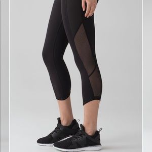 Lululemon Body Con Crop- black - size 2